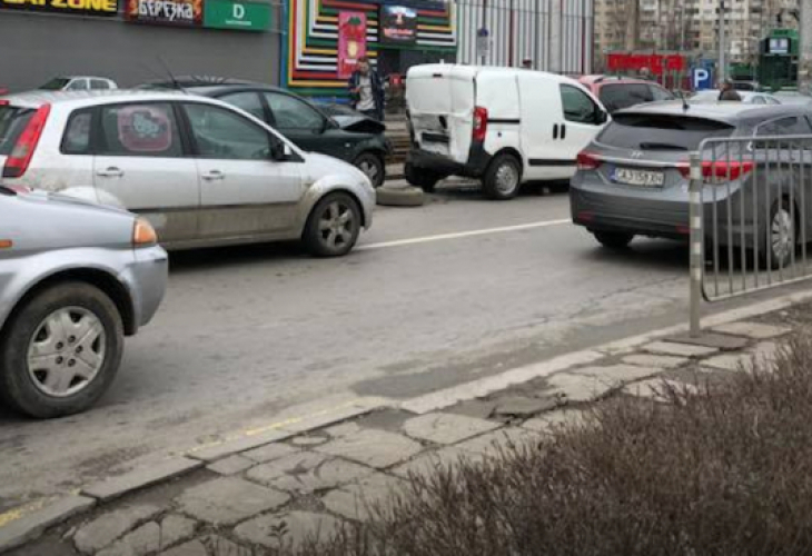 Сигнал до БЛИЦ: Жестоко меле в София – има много пострадали