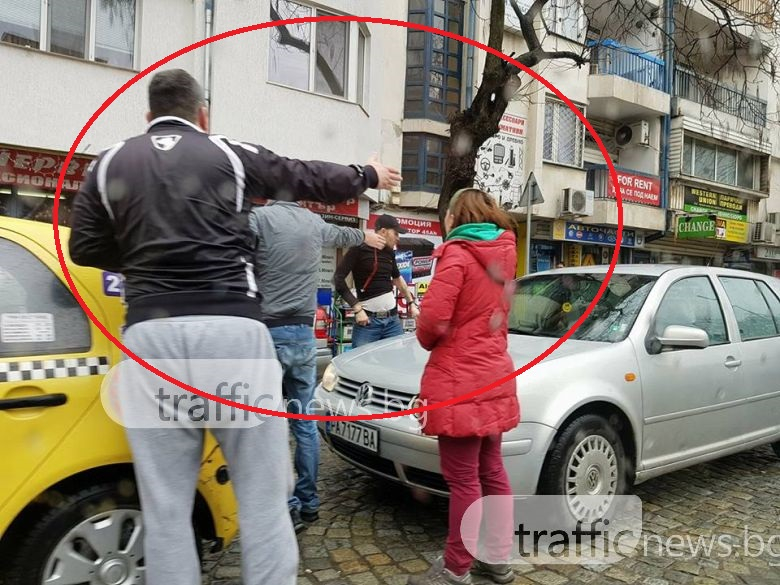 Тая мадама с червено якенце, барабар с тима мъжаги, спретнаха страшен екшън в Пловдив (СНИМКИ)