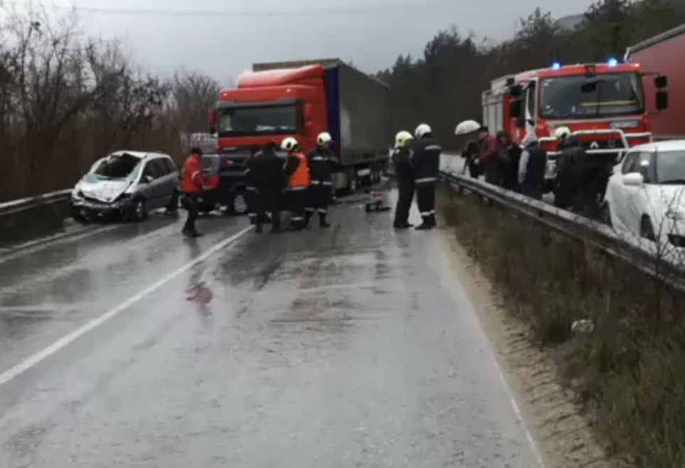 Зверско меле с румънски ТИР край великотърновско село, има ранени, трафикът е блокиран (ВИДЕО)