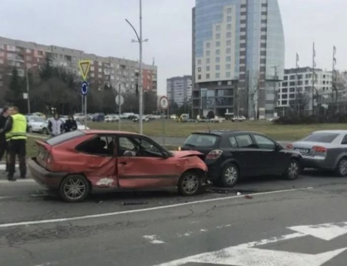 Бургаски шофьор опита да се измъкне от преследващата го патрулка и направи куп поразии (СНИМКИ)