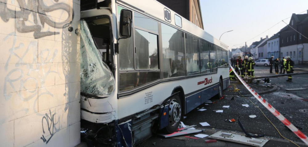 СНИМКИ от зверската катастрофа на ученическия автобус, при която пострадаха най-малко 19 деца