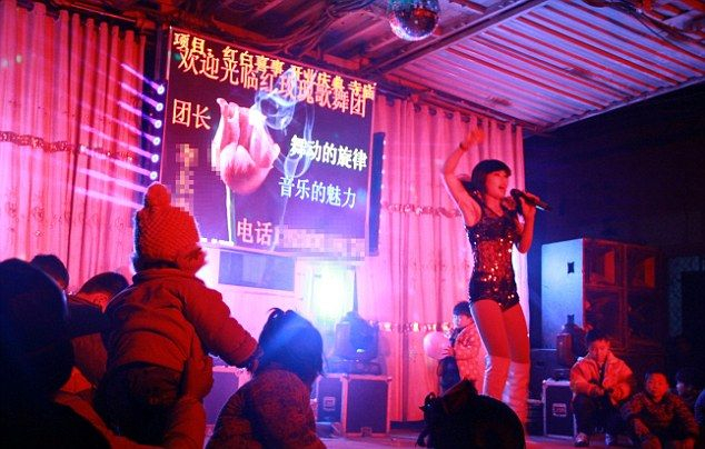 Китай забранява стриптийза по време на.... погребенията (СНИМКИ/ВИДЕО 18+)