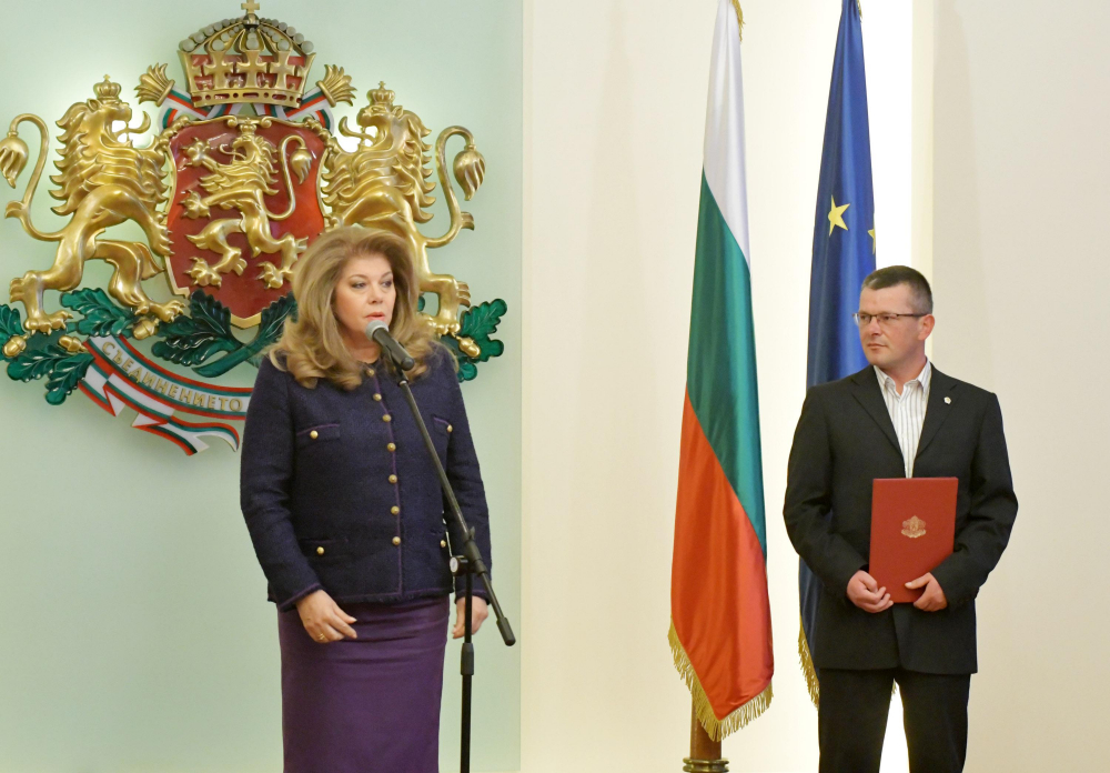 Илияна Йотова връчи български документи на един от спасителите от трагедията при Лим