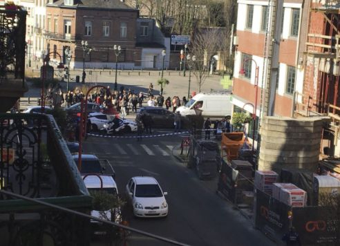 Извънредно в БЛИЦ! Мащабна полицейска спецакция блокира Южен Брюксел, призовават хората да не излизат от домовете си (СНИМКИ)