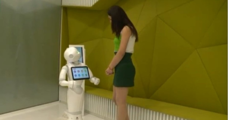 Говорещ робот посреща клиентите на банка във Варна