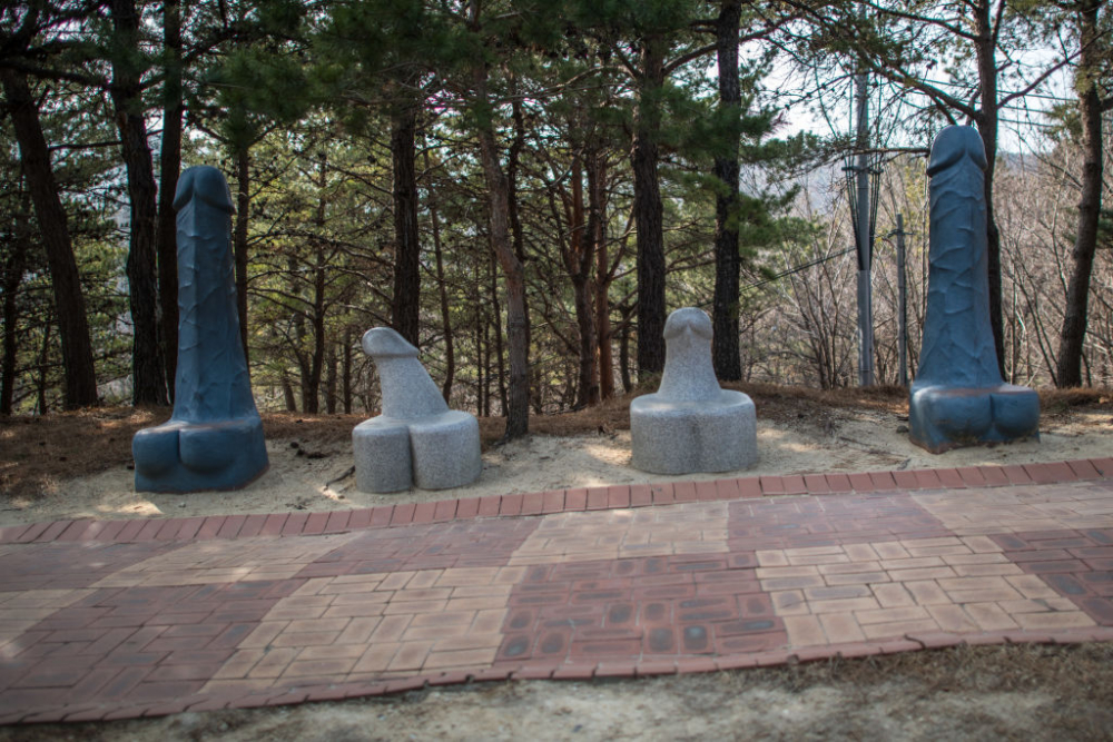 Това е паркът на фалоса в Южна Корея, почита мъжкото достойнство и успокоява духа на зла мома (СНИМКИ 18+)