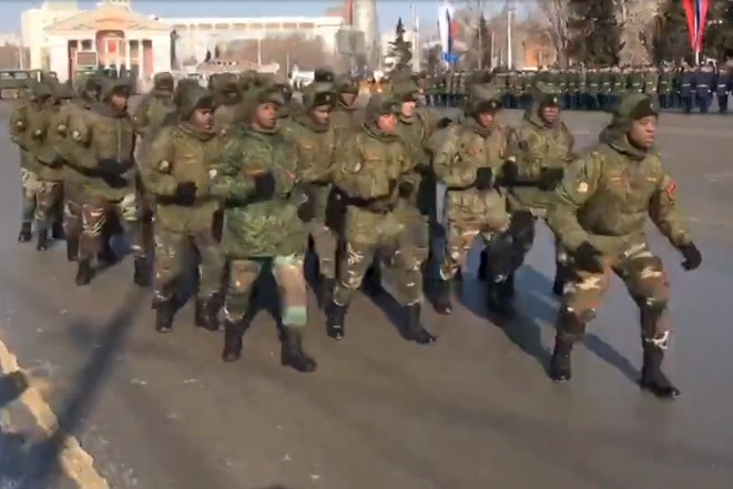 Зрелищно ВИДЕО: Курсанти от Ангола маршируват по африкански при -21℃ на военен парад в Сибир 