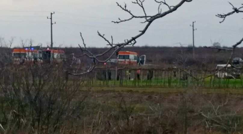Първи СНИМКИ от жестоката трагедия край Сливен, единият бус е излетял в полето 