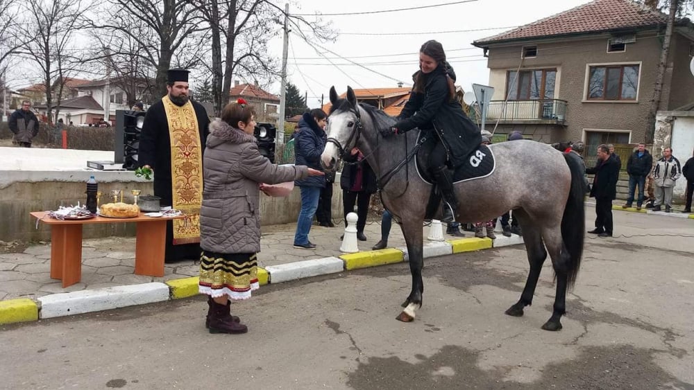 Вижте как невероятно изкараха днешния Тодоровден в Чепинци! (СНИМКИ)