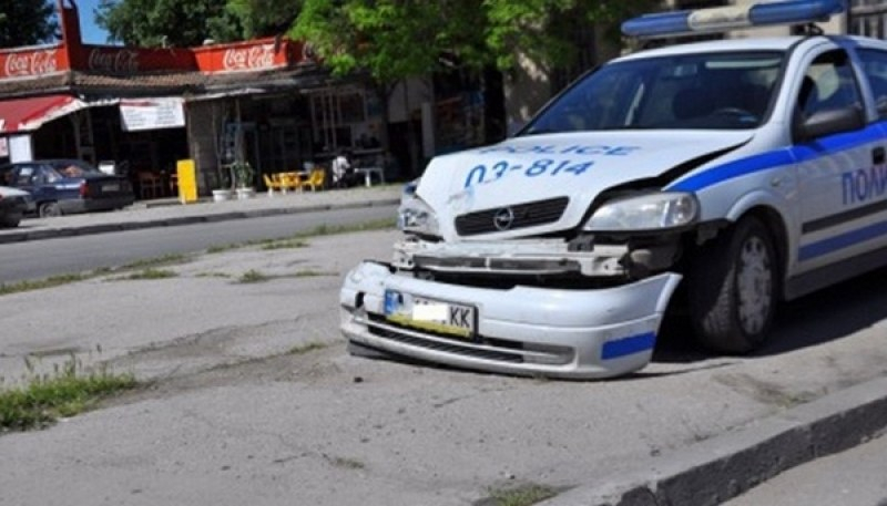 Разсеян полицай предизвика катастрофа и се натресе в друг автомобил 