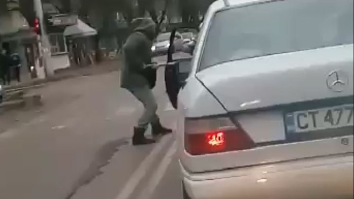 Млад мъж преби с тръба дядо заради засечка на кръстовище в Казанлък (СНИМКА)