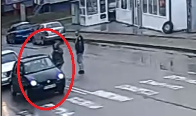 Шокиращо ВИДЕО от Казанлък показва как шофьор на "Мерцедес" нападна с метална тръба възрастен водач