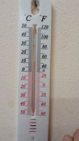 Ученик от Перник направи СНИМКА на термометъра в училището си и обяви "умираме от студ"