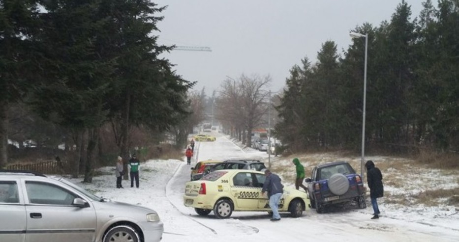 Пет коли се нанизаха на заледена улица във Варна (СНИМКА)