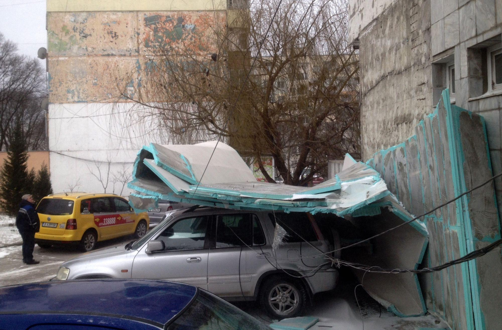 Ужас във Варна! Вятърът стовари изолация на блок върху коли (СНИМКИ)