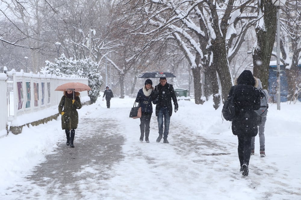 Код зима: Студен въздух нахлува в България, започват валежи от сняг в...