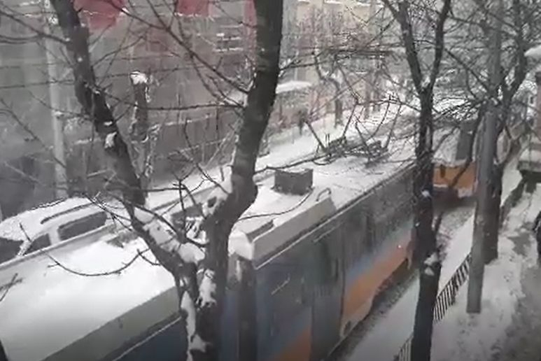 Само в БЛИЦ: Снежен капан сътвори големи поразии в сърцето на София, ватмани слизат от трамваите и... (СНИМКИ)