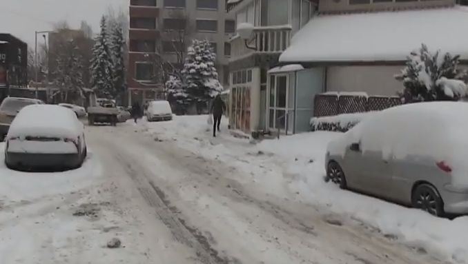 БЛИЦ TV: Снежен апокалипсис над България! Шофьорите се видяха в чудо (СНИМКИ)