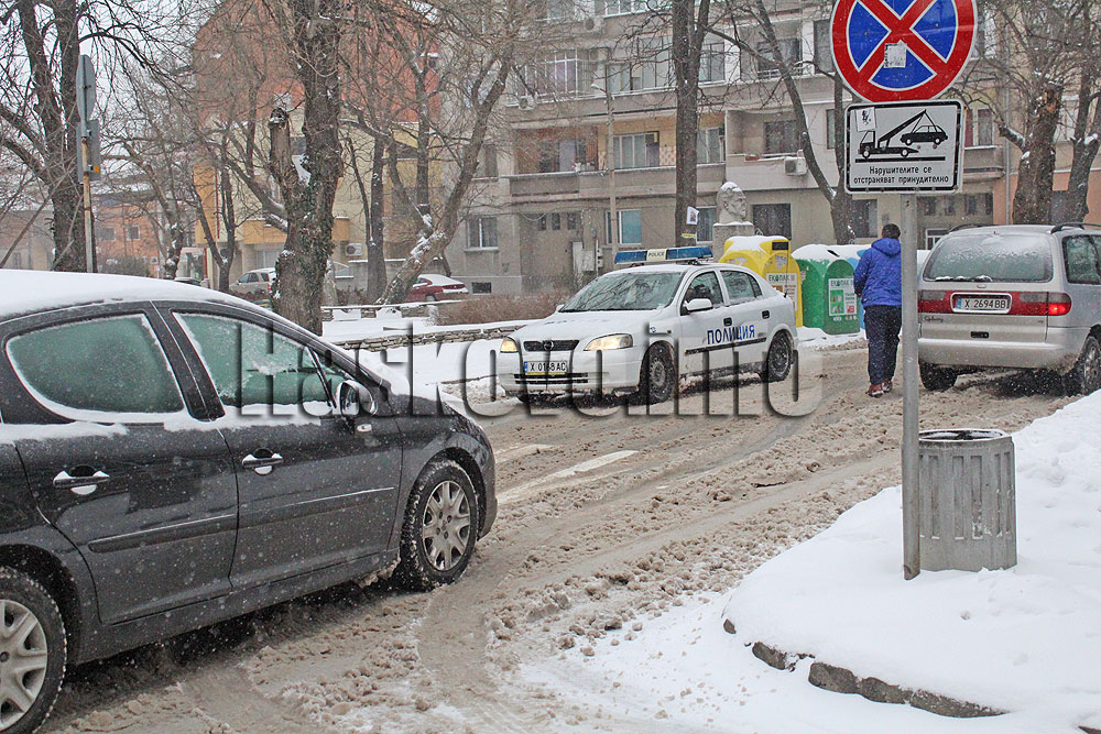 Хасковлии намериха алтернатива на преминаването по непочистените от снега улици (СНИМКИ)