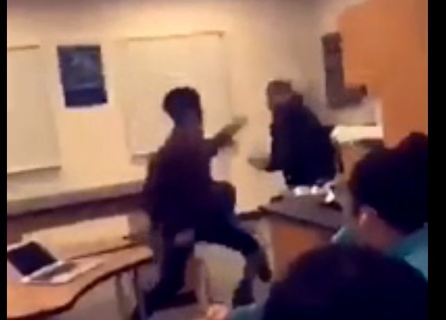 Ученици се сбиха жестоко по време на час, но реакцията на учителя им ще ви разтърси до дъно (ВИДЕО)