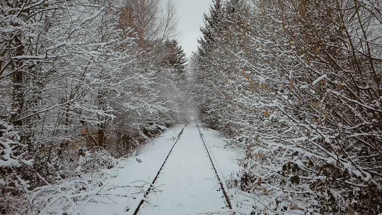Кошмар в Разложко: Снегорин излетя от пътя и се стовари на релсите