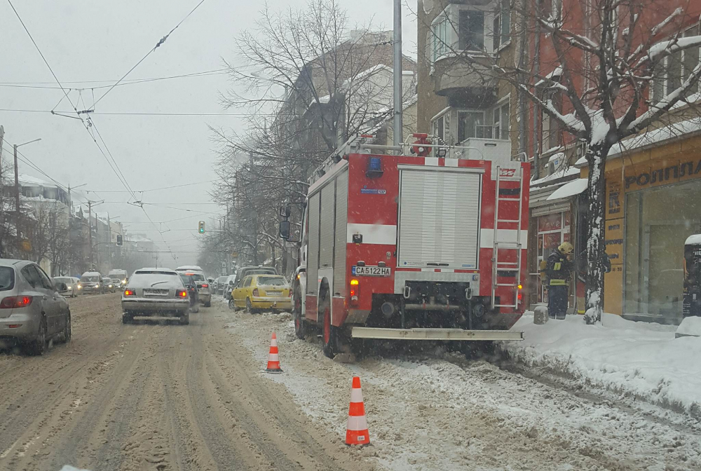 Първо в БЛИЦ: Пожар в центъра на София (СНИМКИ)
