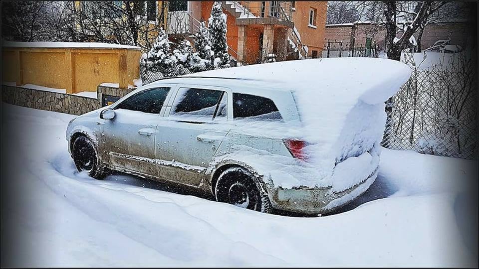 Само в БЛИЦ! Невероятни СНИМКИ от снежна София ще разплачат всички...от смях