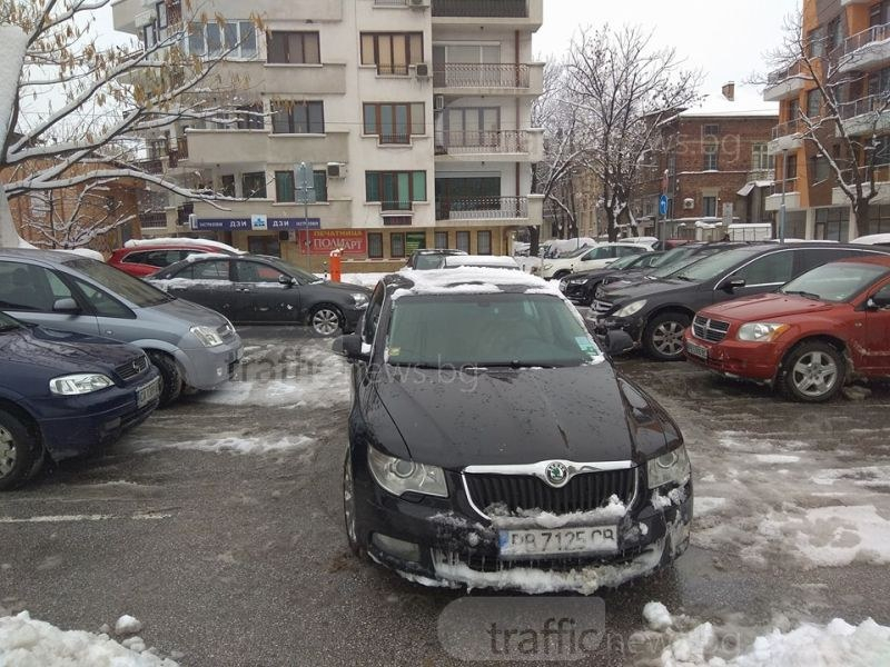 Пловдивчани скочиха срещу най-добре почистения паркинг в града насред Снегокалипсиса (СНИМКИ)