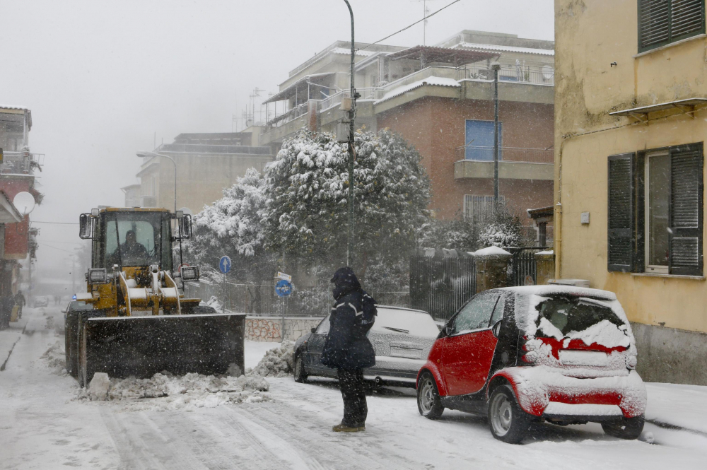 Сняг падна в центъра на Неапол за пръв път от половин век (СНИМКИ) 