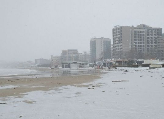 Морето срина диги и отнесе Северния плаж в Бургас, заведенията са изпотрошени и под вода (ВИДЕО)