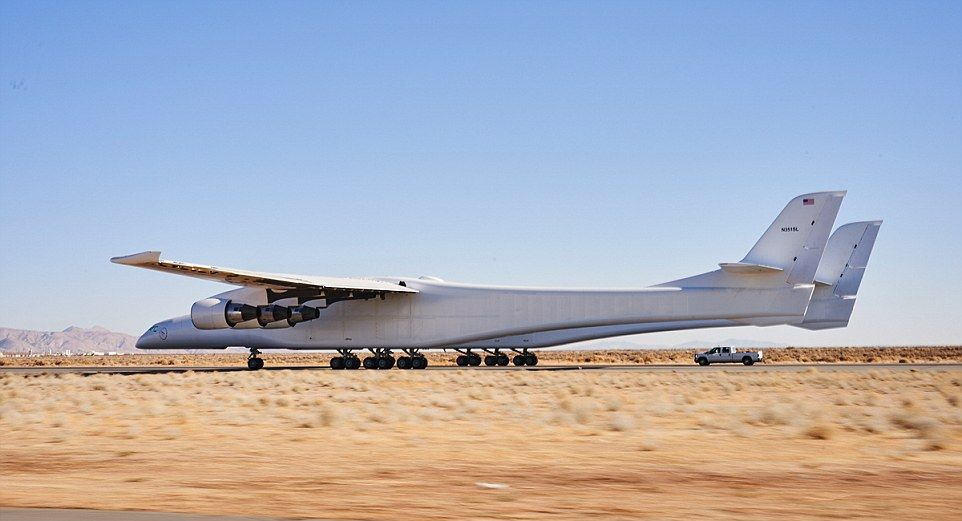 Показаха първи уникални кадри на новия най-голям самолет в света (СНИМКИ/ВИДЕО)