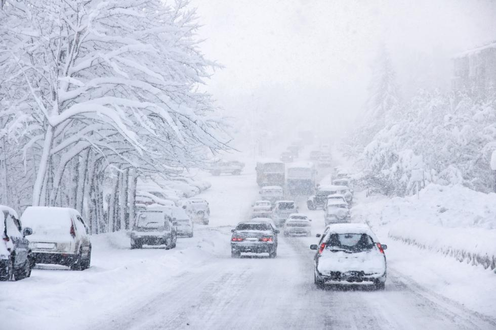 Сняг и силен дъжд връхлитат България до часове, кодове за опасно време в половината страна