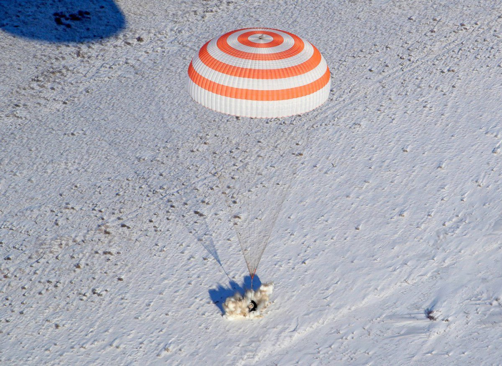 Астронавти се завърнаха на Земята след месеци прекарани на МКС