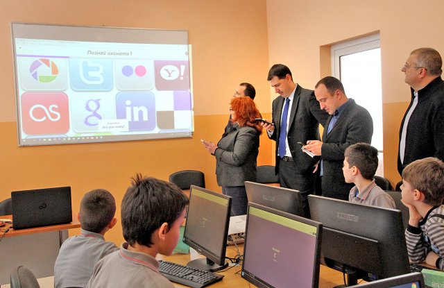 Чудо на технологиите в Пловдив! Модерна джаджа учи третокласници да програмират