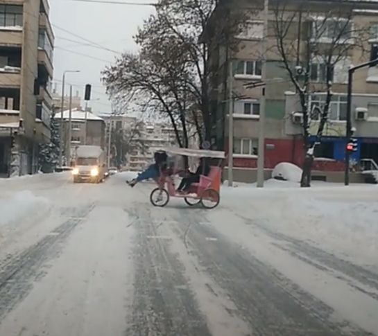 Русенци газят снега с невиждано в България превозно средство (ВИДЕО)