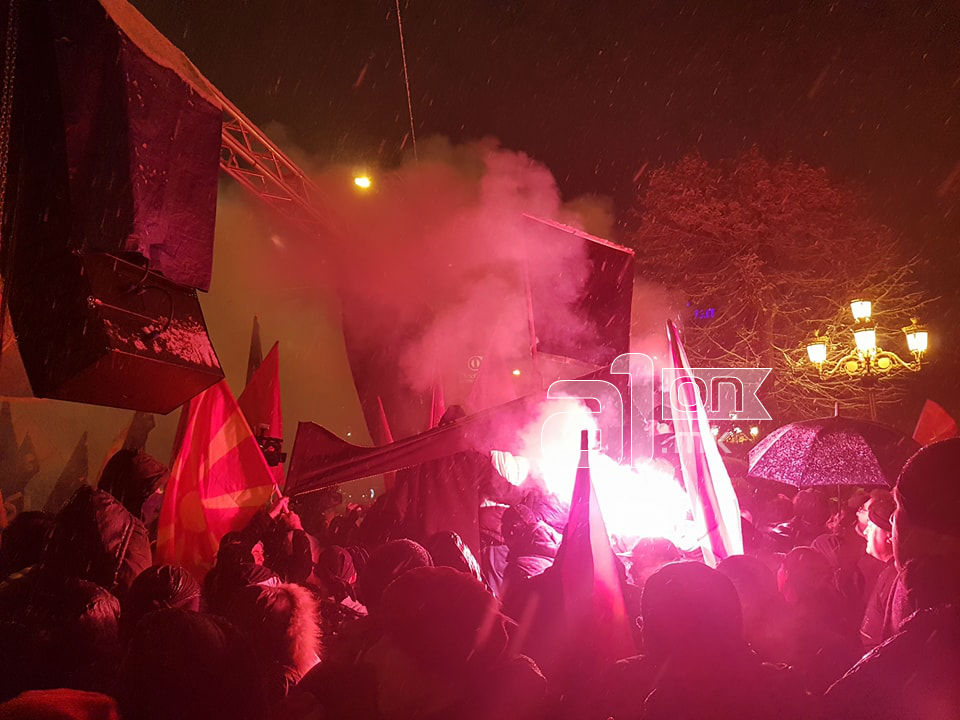 Запалиха гръцко знаме в Скопие на финалната права на преговорите за името