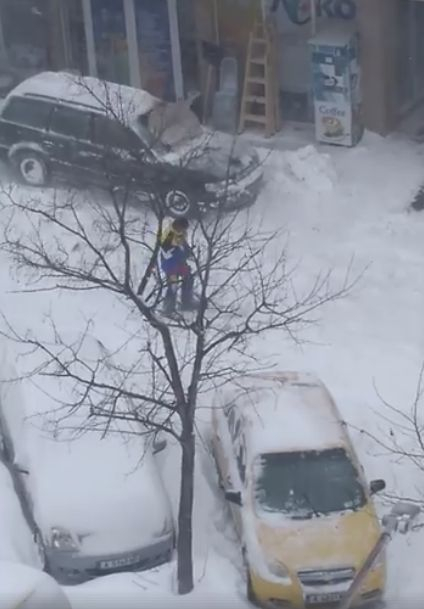 В Бургас преглътнаха снега и го обърнаха на забава: Какво Банско? Купонът е в бургаския "Меден рудник"! (СНИМКИ/ВИДЕО)