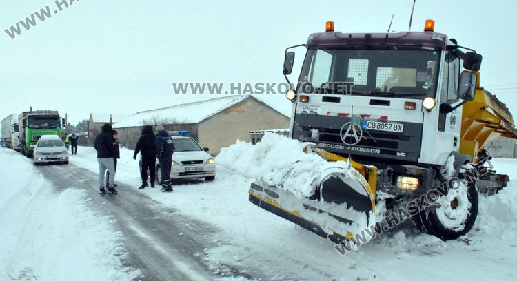 Ужас на пътя: Училищен автобус закъса в преспите в Хасковско, 3 часа не могат да спасят децата от снежния капан (СНИМКИ/ВИДЕО)