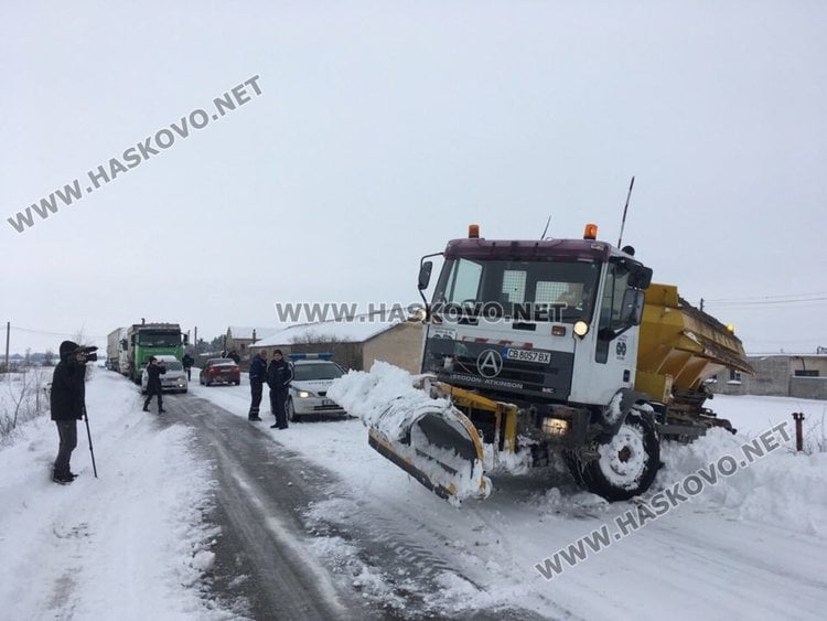 Ужас на пътя: Училищен автобус закъса в преспите в Хасковско, 3 часа не могат да спасят децата от снежния капан (СНИМКИ/ВИДЕО)