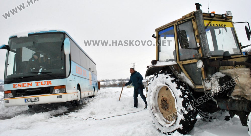 Ужас на пътя: Училищен автобус закъса в преспите в Хасковско, 3 часа не могат да спасят децата от снежния капан (СНИМКИ/ВИДЕО)