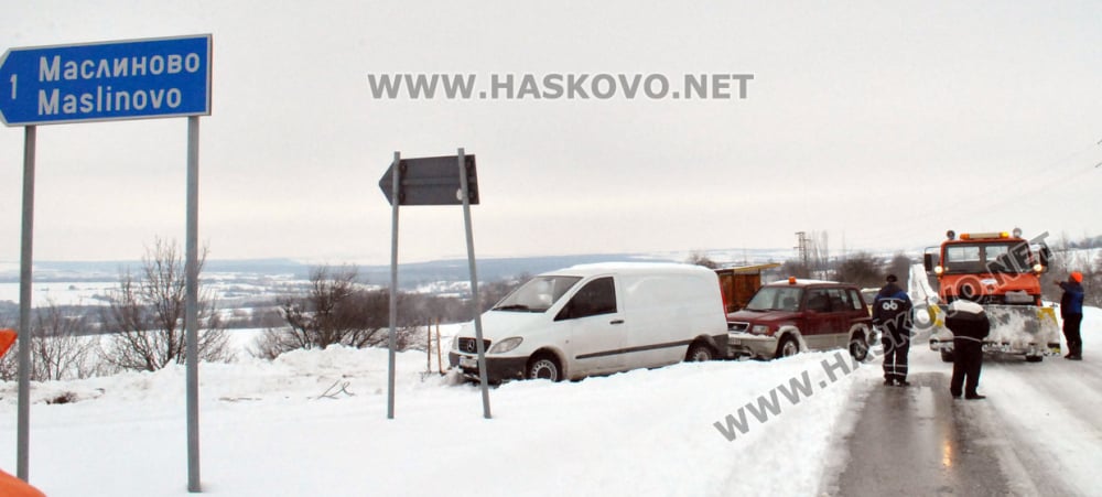 Ужас на пътя: Училищен автобус закъса в преспите в Хасковско, 3 часа не могат да спасят децата от снежния капан (СНИМКИ/ВИДЕО)