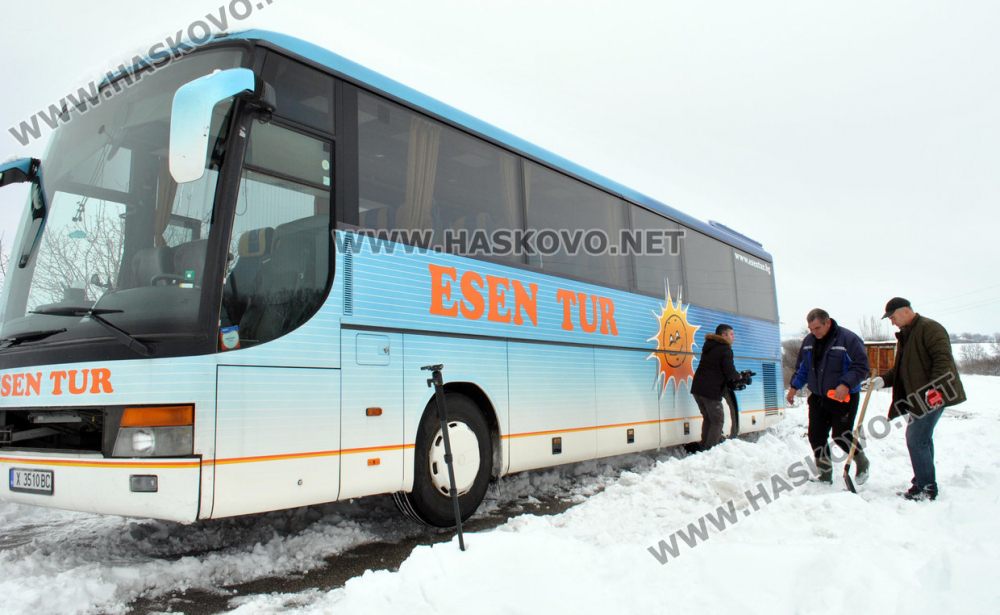 Ужас на пътя: Училищен автобус закъса в преспите в Хасковско, 3 часа не могат да спасят децата от снежния капан (СНИМКИ/ВИДЕО)