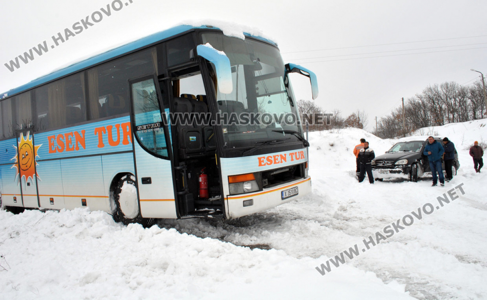 Ужас на пътя: Училищен автобус закъса в преспите в Хасковско, 3 часа не могат да спасят децата от снежния капан (СНИМКИ/ВИДЕО)