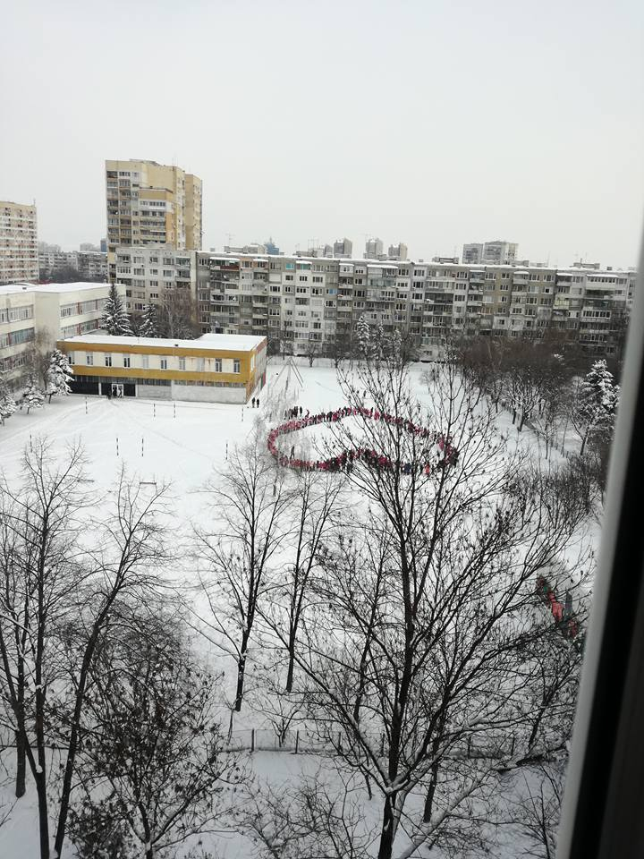 Накараха всички деца в столично училище да се облекат в розово, а причината ще ви смае... (СНИМКИ)