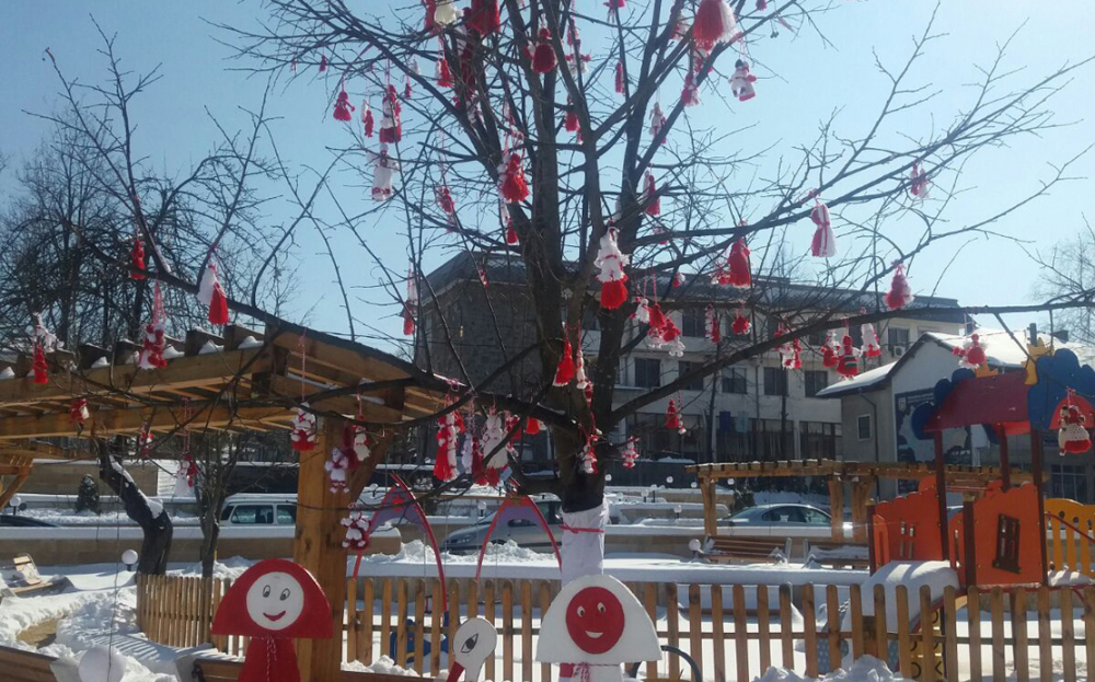 Красиво дърво с точно 104 мартеници цъфна в Кирково
