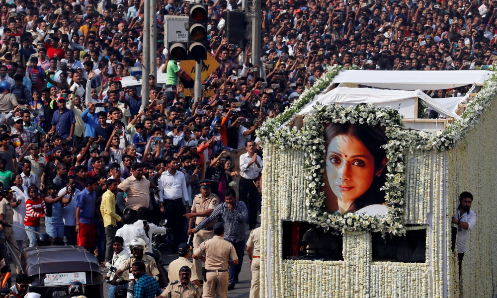 Улиците на Мумбай почерняха от народ! Десетки хиляди се стекоха в града, за да изпратят звездата на Боливуд Сридеви Капур (СНИМКИ)