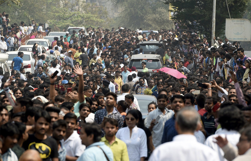 Улиците на Мумбай почерняха от народ! Десетки хиляди се стекоха в града, за да изпратят звездата на Боливуд Сридеви Капур (СНИМКИ)