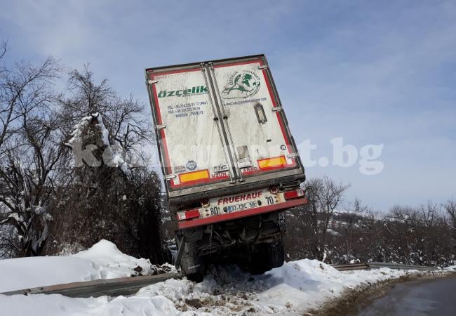 Турски тираджия се заби в селска къща край Видин, втори ден не може да излезе от камиона (СНИМКИ)