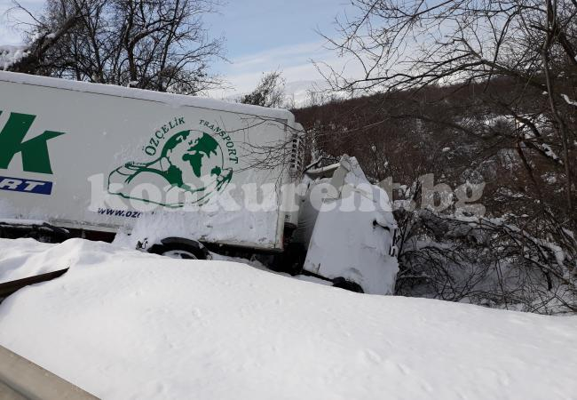 Турски тираджия се заби в селска къща край Видин, втори ден не може да излезе от камиона (СНИМКИ)
