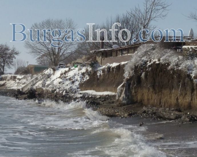 Ужасът продължава: Стихията връхлетя и Ахелой - морето погълна плажа, всеки момент ще рухне заведение! (СНИМКИ)